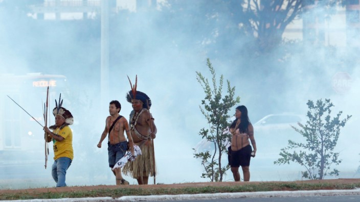 Proteste in Brasília: Mit Pfeil und Bogen gegen Tränengas und Knallbomben: brasilianische Ureinwohner protestieren in der Hauptstadt Brasília.