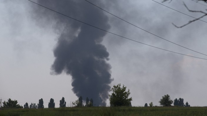 Krise in der Ukraine: Schwarzer Rauch steigt von einem abgeschossenen Hubschrauber bei Slawjansk auf.