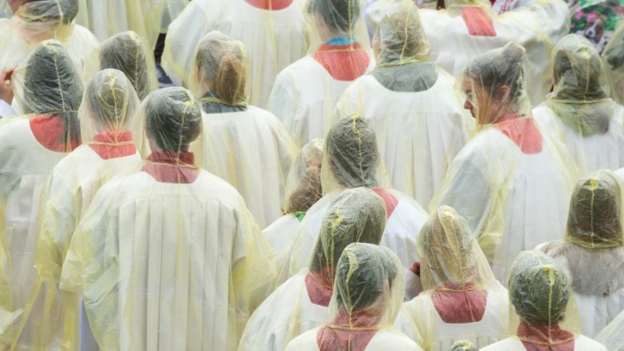 Katholikentag in Regensburg: Ministranten in Regencapes nehmen an der Christi-Himmelfahrt-Messe beim Katholikentag in Regensburg teil.