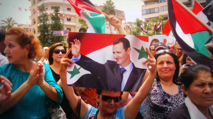 Wahlen in Syrien: "Unsere Seele, unser Blut opfern wir für dich, Baschar": Anhänger des syrischen Machthabers al-Assad.