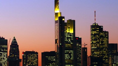 Tarifverhandlungen bei den Banken: Das Frankfurter Bankenviertel bei Nacht - still ruht der Main.