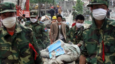 Nach dem schweren Erdbeben: Chinesische Helfer bergen ein Opfer aus einem zusammengestürzten Haus in Beichuan, in der südwestlichen Provinz Sichuan.