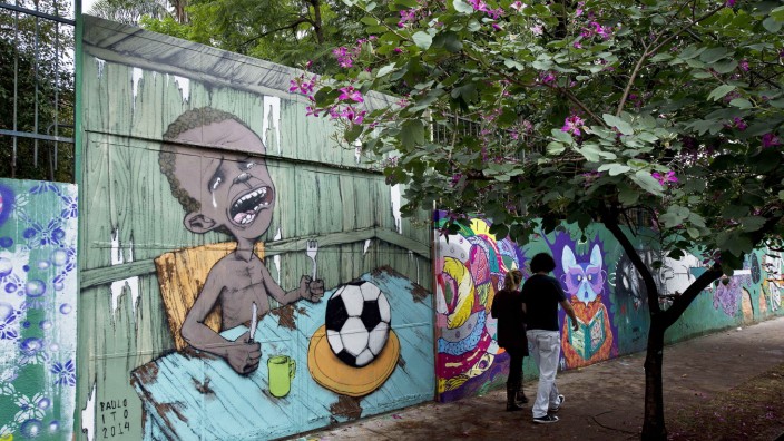 Brasilien vor der Fußball-WM: Fußball statt Essen: Graffiti mit einem hungernden Kind an einer Schule in São Paulo
