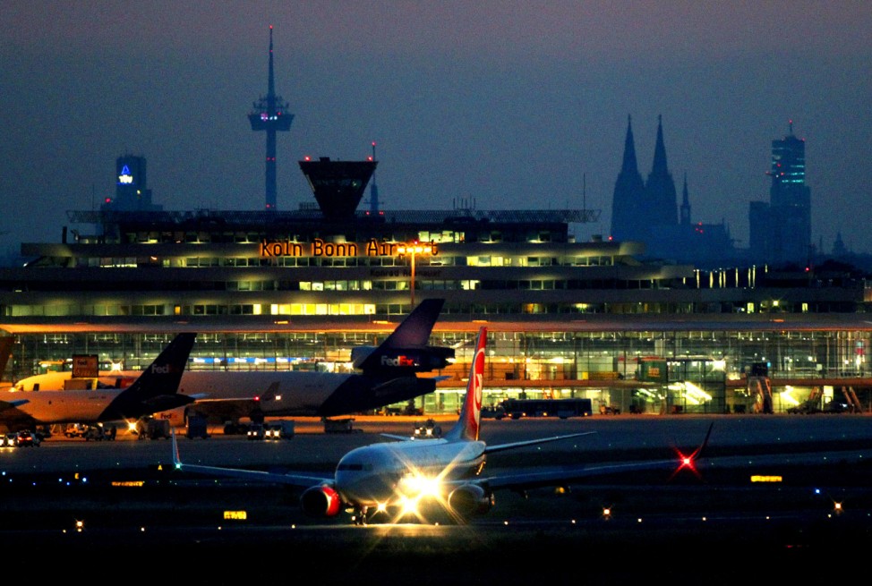Flughafen Köln/Bonn bei Nacht