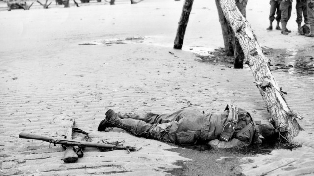 Toter US-Soldat am Strand der Normandie