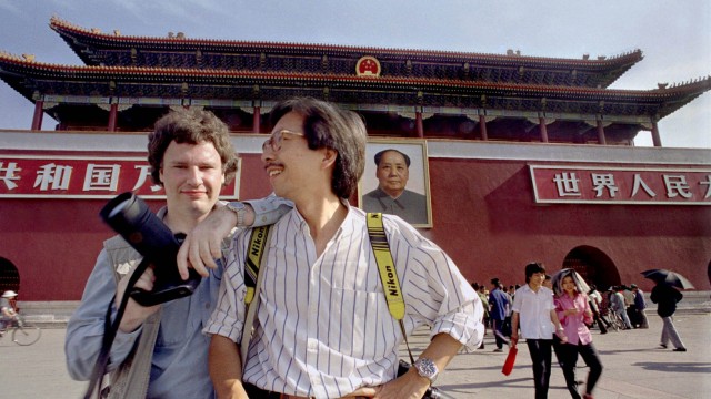 Fotograf Jeff Widener: Der Vater des Fotos "Tank Man": Fotojournalist Jeff Widener im Jahr 1989 in Peking (links, zusammen mit seinem Kollegen Liu Heung Shing) ...