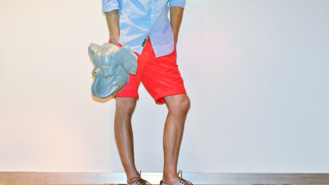 Stilblog Modezirkus: Männer in kurzen Hosen: ... oder aber richtig schön knallig.
(Hose: Tommy Hilfiger; Hemd: Diesel; Schuhe: Polo by Ralph Lauren)