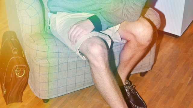 Stilblog Modezirkus: Männer in kurzen Hosen: Wenn im Büro, dann bitte so.
(Hose: Gant; Hemd: Topman; Pullover und Tasche: Ted Baker; Segelschuhe: Timberland)