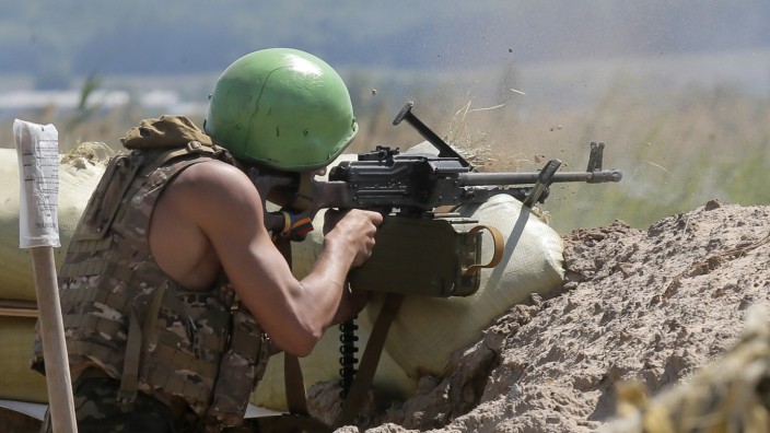 Ukraine-Konflikt: Ein ukrainischer Soldat schießt mit seinem Maschinengewehr auf separatistische Kämpfer im ostukrainischen Slawjansk.