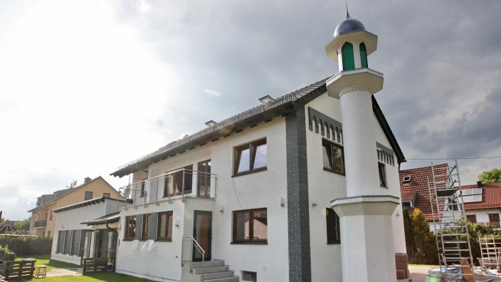 Moschee-Eröffnung in Neufahrn: Das neue Minarett ist etwa so hoch wie das Wohnhaus.