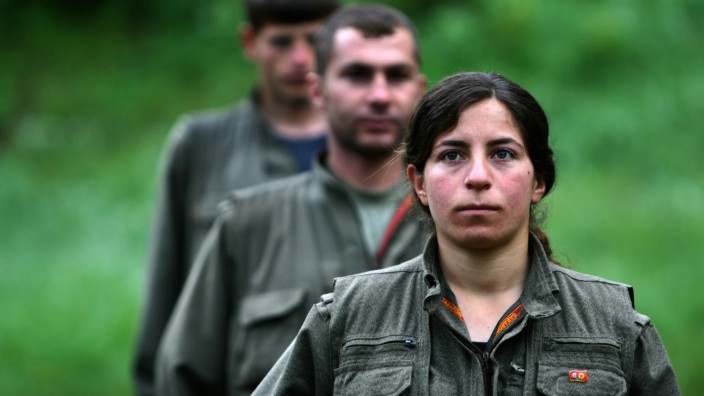 Kurdische Eltern: Emanzipation oder Zwang? Eine junge Frau bei einer Kampftruppe der kurdischen Separatisten.