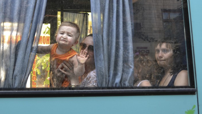 Ukraines neuer Präsident Poroschenko: Sehnsucht nach Frieden: Ukrainer in einem Bus, der sie aus dem umkämpften Slawjansk bringen wird.