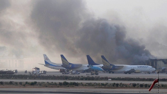 Pakistan: Rauch über einem Terminal von Karachi: der pakistanische Flughafen ist Ziel eines Terrorangriffs geworden.