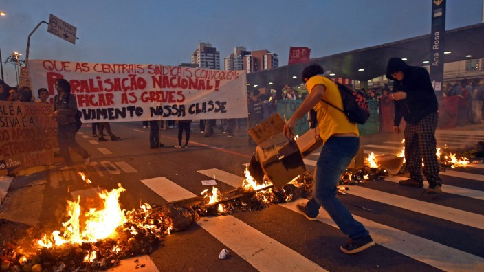 Proteste vor der Fußball-WM: Brennende Straßen vor der WM: In São Paulo demonstrierten erneut Tausende Brasilianer.