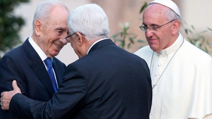 Pope Francis welcomes Peres, Abbas