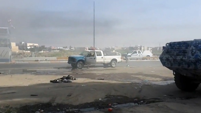 Geiselnahme in Mossul: Ein auf YouTube hochgeladenes Video zeigt angeblich beschädigte Militärfahrzeuge nach Kämpfen in der Stadt Mossul.