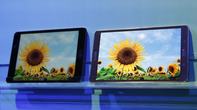 Zwei neue Tablets: Das Samsung Galaxy Tab 8.4. neben seinem Apple-Rivalen, dem iPad Mini.