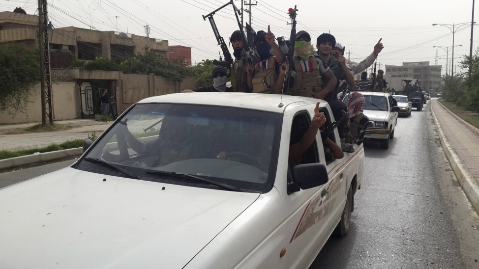 Isis-Kämpfer fahren durch die Straßen von Mossul.