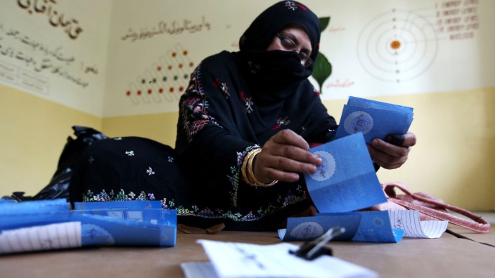 Stichwahl um Präsidentenamt: Nun zählen die Wahlhelfer in Afghanistan die Stimmzettel aus - ein Ergebnis aber gibt es erst im Juli.