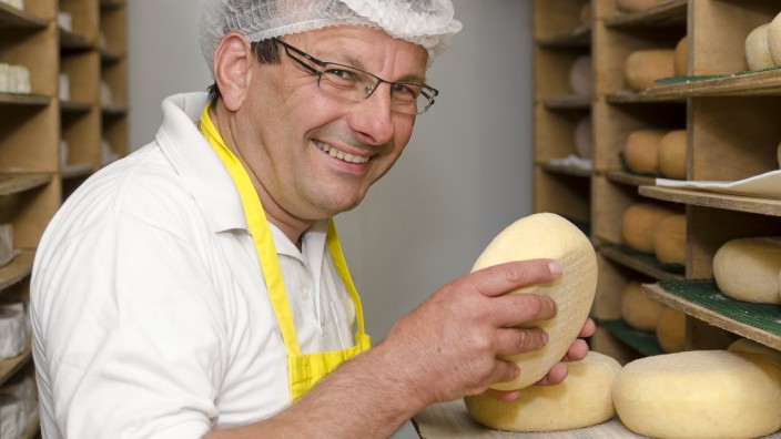 Käsefehde: Wolfgang Hofmann vom Tölzer Kasladen liebt Käse. Die Nachbarn über seinem Geschäft dagegen fühlen sich vom Geruch belästigt.