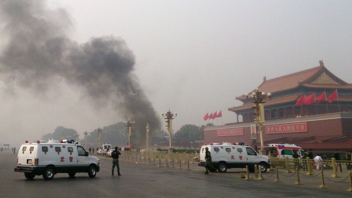 China: Rauch steigt auf, nachdem das Auto der Täter in Flammen aufgegangen ist: Der Tiananmen-Platz in Peking nach dem Anschlag.