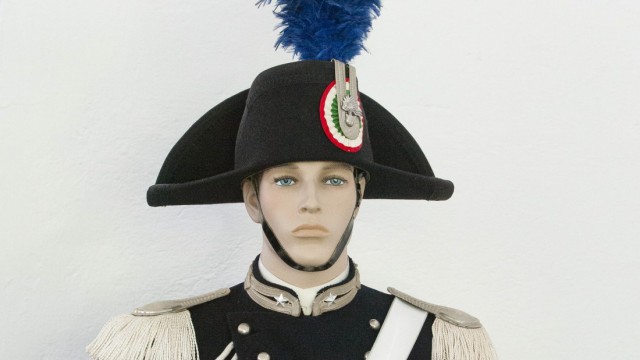 Hohenlinden: Im Fundus hat der Hohenlindener auch Uniformen eines berittenen Carabiniere aus den Zeiten um die Jahrhundertwende...