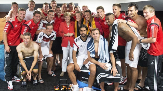 Deutschlands Weg ins WM-Finale: Wir sind Deutschland: Bundeskanzlerin Angela Merkel und die Fußball-Nationalmannschaft nach dem gemeinschaftlich errungenen Erfolg gegen Portugal.
