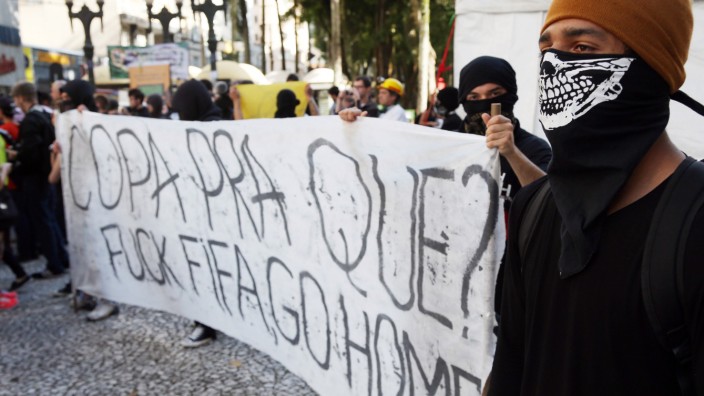 Anti-FIFA-Demonstranten in Curitiba
