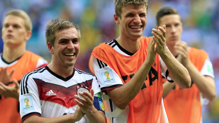 Start der DFB-Elf bei der Fußball-WM: Erleichtert: Philipp Lahm (links) und Thomas Müller nach dem 4:0 gegen Portugal