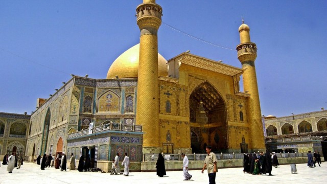 Die Imam-Ali-Moschee in Nadschaf, Irak. Für Schiiten ist sie eines der wichtigsten Heiligtümer, weil sie davon ausgehen, dass hier Ali Ibn Abi Talib beerdigt wurde. Sunnitische Extremisten haben in de