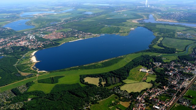 Dieses Restloch wurde von 1993 bis 2000 geflutet und ist heute der Cospudener See - ein beliebtes Badeziel für die Leipziger.