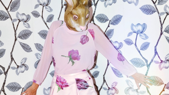 Stilblog Modezirkus: Hochzeitsgast: Ein Outfit fürs Standesamt: Rosafarbener, unterfütterter Satinrock und passende Seidenbluse mit floralem Print. (Rock und Bluse: Ted Baker)