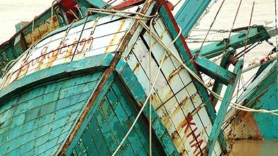 Birma nach dem Zyklon: Folgen des Zyklon Nargis: Ein zerstörtes Schiff im Hafen von Rangun.