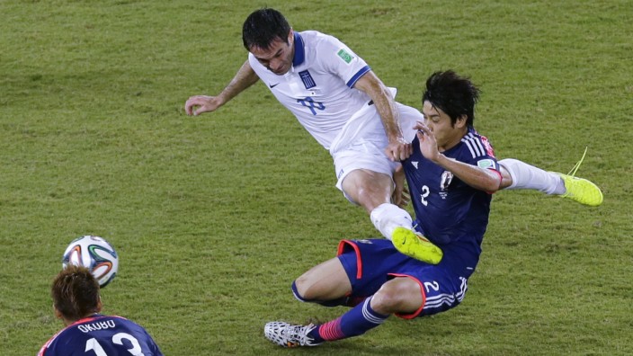 Griechenland bei der Fußball-WM: Geht hin, wo es wehtut: der griechische Nationalspieler Georgios Karagounis (weißes Trikot)
