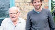 Sprachforschung: Der Regensburger Sprachwissenschaftler Alfred Wildfeuer (rechts) machte in der Siedlung Puhoi in Neuseeland den 95-jährigen Tony Bayer ausfindig. Dieser zählt zu den letzten Menschen, die dort einen urbayerischen Dialekt sprechen.