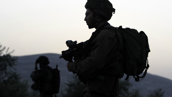 Israel und die neue Palästinenserregierung: Israelische Soldaten patrouillieren am frühen Morgen des 20. Juni auf einer Straße des Dorfes Beit Furik im Westjordanland.