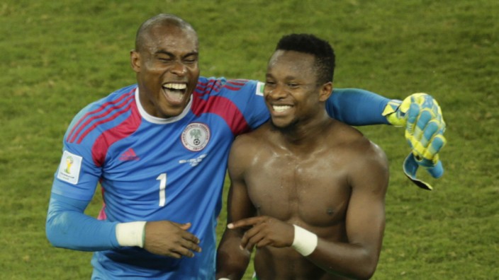 Nigeria-Sieg bei der WM: Torwart Vincent Enyeama (li.) und Ogenyi Onazi: Seltene Erfahrung bei der WM