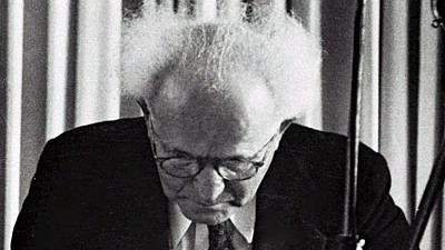 60 Jahre Israel: Auf diese Minute haben Millionen in ihrem gelobten Land gewartet: David Ben-Gurion unterzeichnet die Unabhängigkeitserklärung.