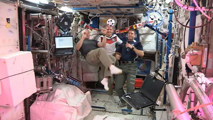 SZ für Kinder: Ende Mai flog Alexander Gerst (Mitte) zur internationalen Raumstation ISS, die etwa 400 Kilometer über der Erde kreist. Dort oben feierte er gemeinsam mit den Astronauten Reid Wiseman (links) and Steve Swanson (rechts) den Beginn der Fußballweltmeisterschaft in Berlin.
