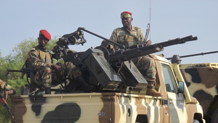 Nach neuen Entführungen in Nigeria: Angehörige der kamerunischen Streitkräfte unterstützen das nigerianische Militär im Kampf gegen Boko Haram.