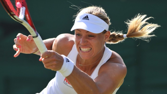 Tennis in Wimbledon: Angelique Kerber returniert im Match gegen Urszula Radwanska.