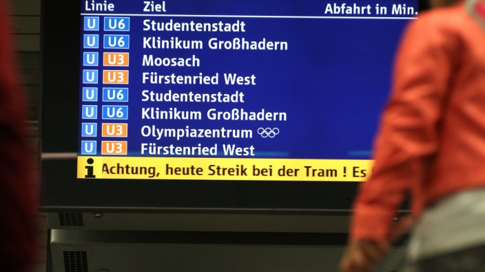 Ausstand in München: Fahrgastinformation am Sendlinger Tor. Die MVG streikt - ein bisschen zumindest.