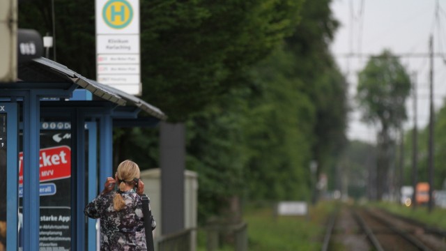 Ausstand in München: Am Klinikum Harlaching wartet eine Frau vergeblich auf die Tram.