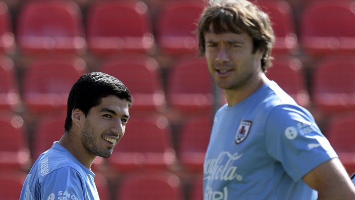 Urugays Kapitän Lugano über Suarez: Luis Suárez (links) und Diego Lugano.