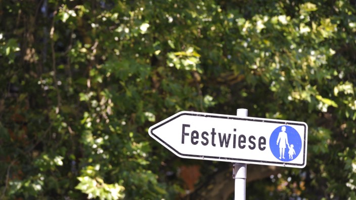 Schild "Festwiese" in München, 2012