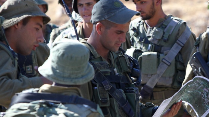 Vermisste Jugendliche: Während der Militäroffensive im Westjordanland prüfen israelische Soldaten in Hebron eine Karte.