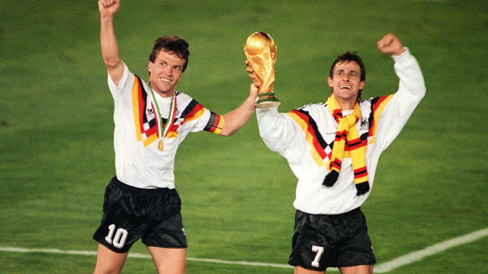 TV-Doku zur Fußball-WM: Lothar Matthäus und Pierre Littbarski feiern den WM-Titel 1990.
