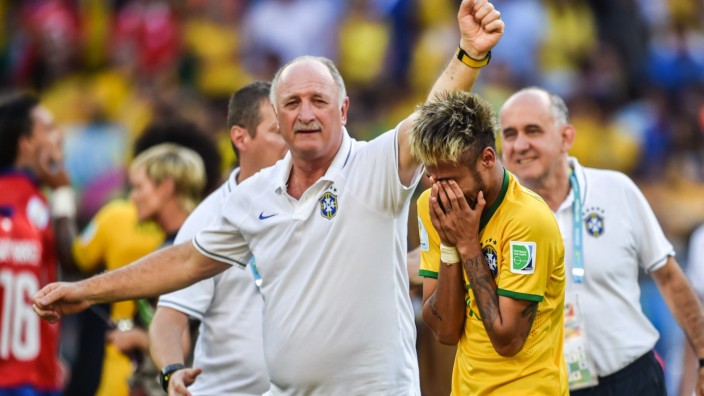 Brasiliens Einzug ins WM-Viertelfinale: Der Chef und sein Lieblingsschüler: Brasiliens Trainer Scolari feiert, während Neymar flennt - vor Glück.