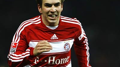 FC Bayern: Viel Bewegung rechts hinten: Philipp Lahm sondiert Angebote, auch Kollege Willy Sagnol ist abwanderungswillig.