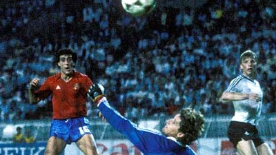 Magic Moments - EM 1984: Toni Schumacher ist machtlos gegen Antonio Macedas (nicht im Bild) Kopfball.